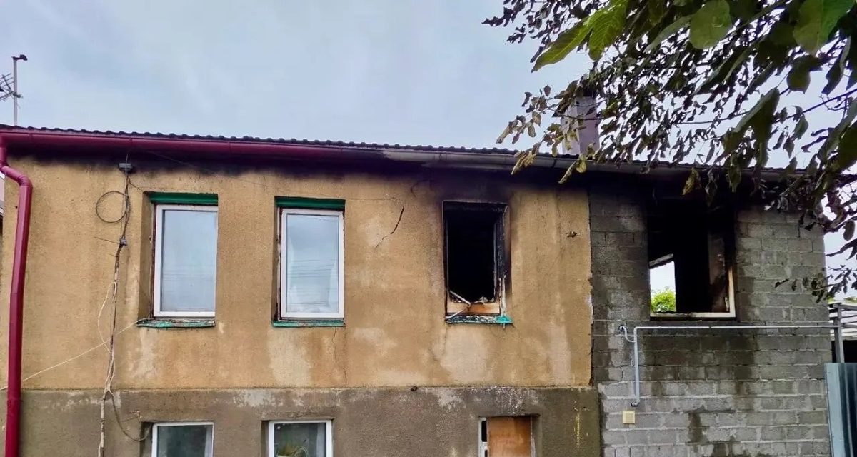 Студент-спасатель шагнул в огонь и вынес из дома 94-летнюю женщину без сознания