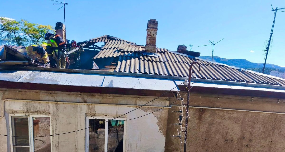 В Кисловодске загорелась крыша жилого дома — пожар потушили без пострадавших