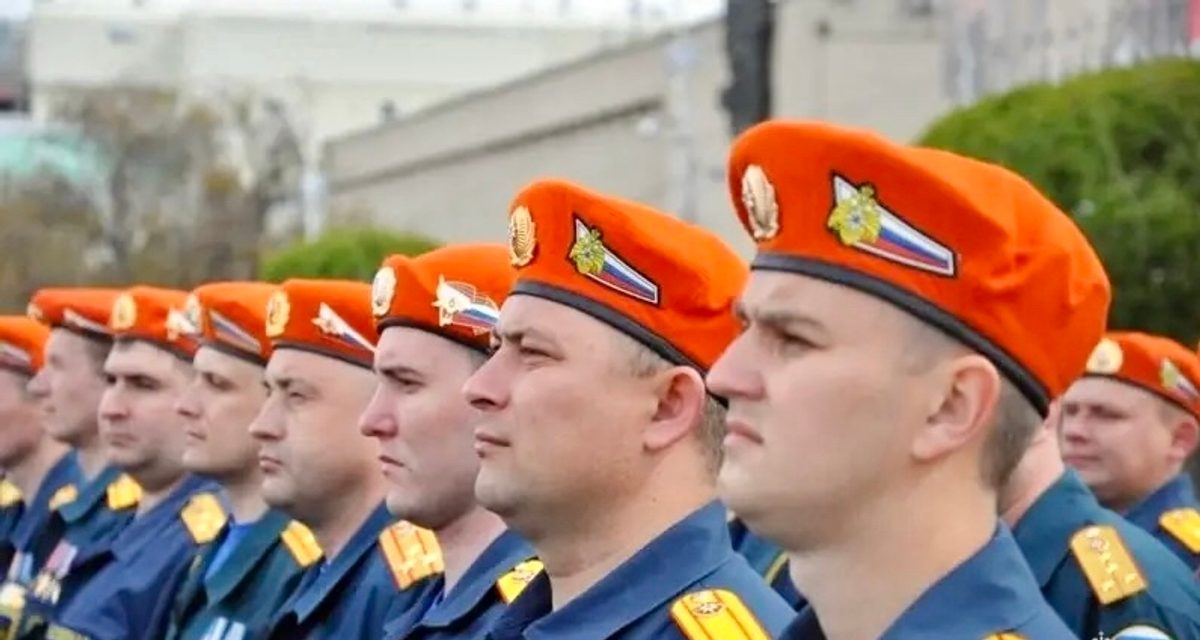 Пожарный Павел Голубев отдал службе 20 лет — коллеги смыли с него копоть и сажу