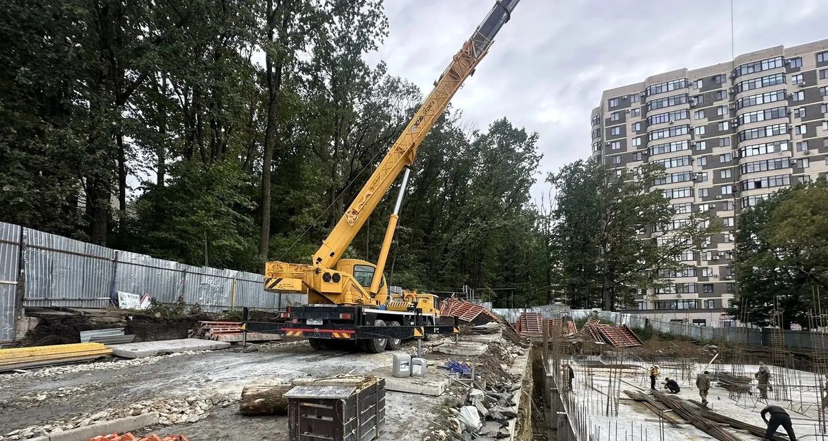 Городскую баню на переулке Крупской в Ставрополе отстраивают заново: уже бетонируют каркас