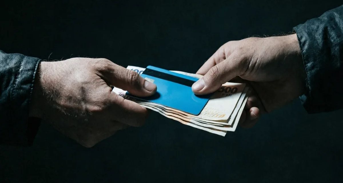 18-летний житель Ставрополья продал односельчанину карты сестры и свою за 10 тысяч рублей