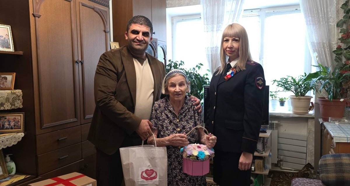 98-летнюю Фаину Сычёву, работавшую врачом в годы войны, навестили полицейские и общественники